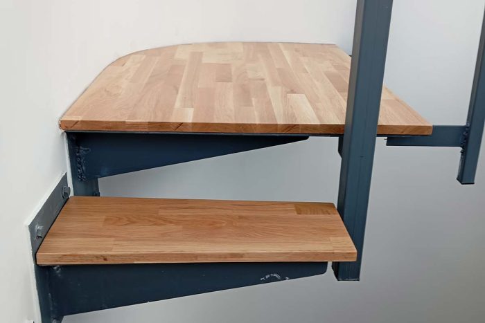 Επένδυση σκάλας με δρυ