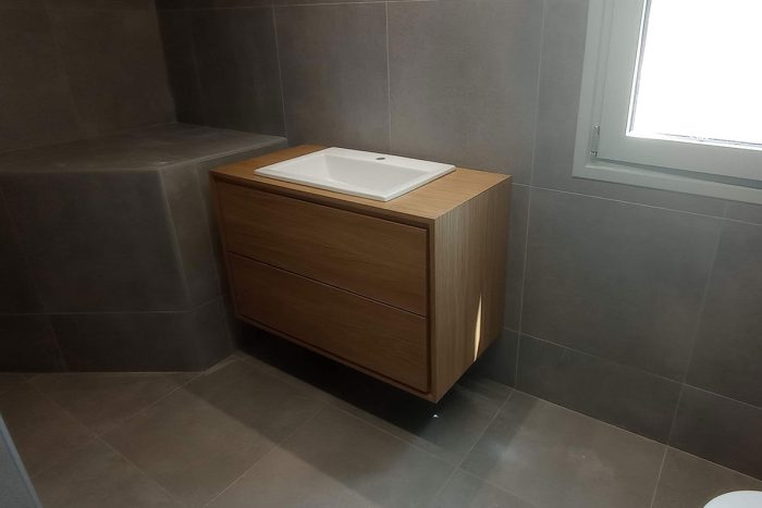 Κατασκευή επίπλου μπάνιου από δρυ