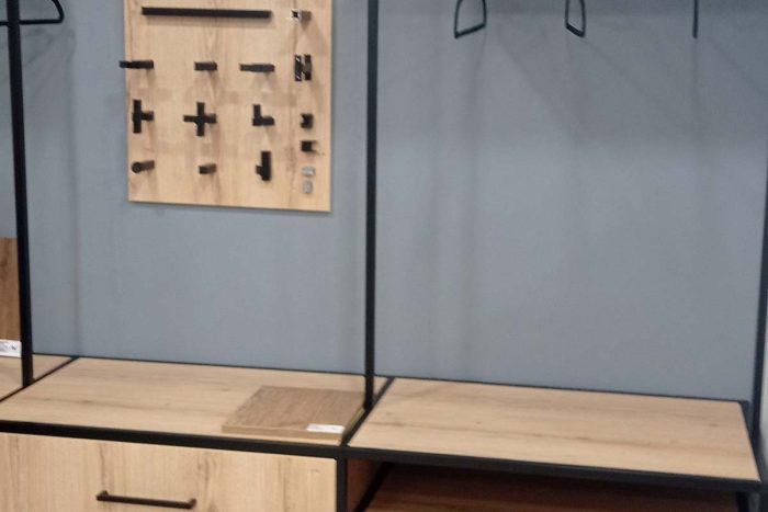 Ράφια με μαύρο μεταλλικό σκελετό